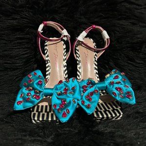 NWT - Betsey Johnson Loise shoe Size 8M black and white with blue bow heel